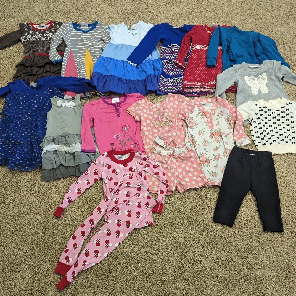 Hanna Andersson lot 18 PC girls 100 sz 4 dresses, pajamas, Christmas, sweaters